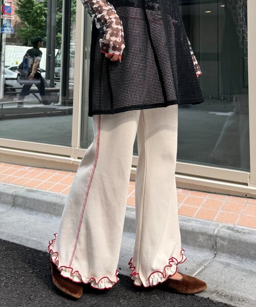 HELLO.SANFRANCISCO(ハローサンフランシスコ)の「【HELLO.SANFRANCISCO/ハローサンフランシスコ】コーデュロイ裾フリルフレアパンツ(スウェットパンツ・レディース・グリーン/ブラウン/ブラック/アイボリー・MEDIUM/SMALL)」の2枚目の写真