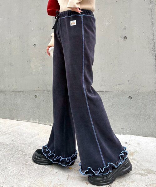 HELLO.SANFRANCISCO(ハローサンフランシスコ)の「【HELLO.SANFRANCISCO/ハローサンフランシスコ】コーデュロイ裾フリルフレアパンツ(スウェットパンツ・レディース・グリーン/ブラウン/ブラック/アイボリー・MEDIUM/SMALL)」の1枚目の写真