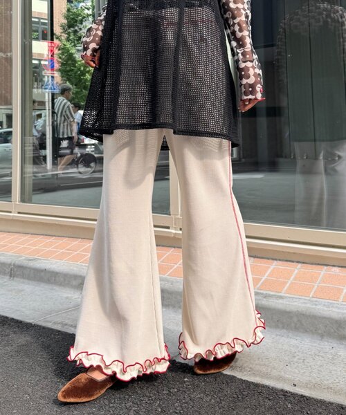 HELLO.SANFRANCISCO(ハローサンフランシスコ)の「【HELLO.SANFRANCISCO/ハローサンフランシスコ】コーデュロイ裾フリルフレアパンツ(スウェットパンツ・レディース・グリーン/ブラウン/ブラック/アイボリー・MEDIUM/SMALL)」の6枚目の写真