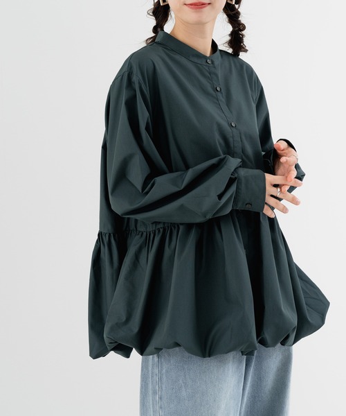 SABUROKU(サブロク)の「【SABUROKU】大人可愛い シルエット が魅力の 裾バルーン シャツ(シャツ/ブラウス・レディース・ベージュ/オフホワイト/ダークグリーン・M)」の1枚目の写真