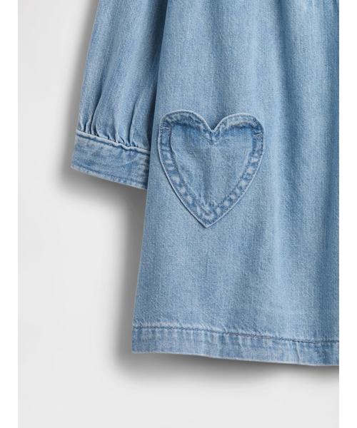 GAP（ギャップ）の「ハートポケット デニムワンピース (幼児・ベビー)（ワンピース・キッズ・ライトインディゴブルー・90cm/95cm/100cm/70cm/80ｃｍ/105cm/110cm）」の4枚目の写真