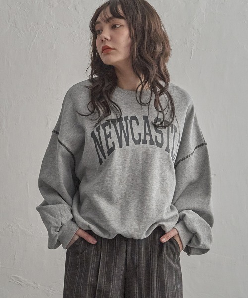 notch.(ノッチ)の「【notch. by yui】配色ステッチロゴスウェット(スウェット・レディース・チャコール/オフホワイト/グレー・M)」の1枚目の写真