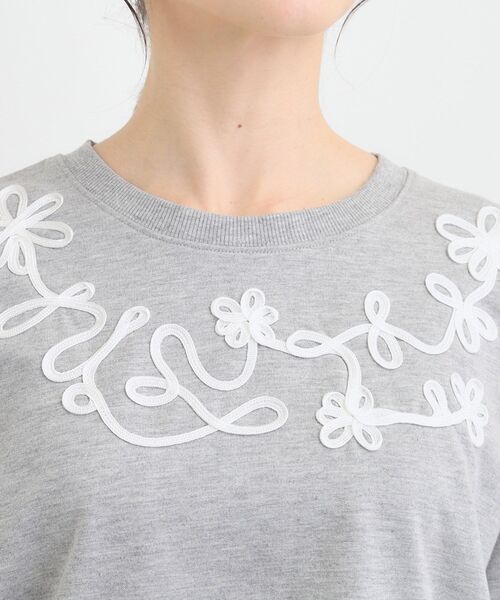 SHOO・LA・RUE（シューラルー）の「コード刺繍ミニ裏毛トップス（Tシャツ/カットソー・レディース・アイボリー系/ライトグレー系1/ブラック系2・01/02/03/04）」の19枚目の写真