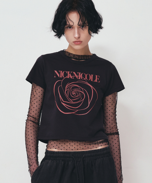 NICK&NICOLE(ニックアンドニコール)の「ROSE SIGNATURE CROP TOP_BLACK BURGUNDY(Tシャツ/カットソー・レディース・その他・FREE)」の1枚目の写真