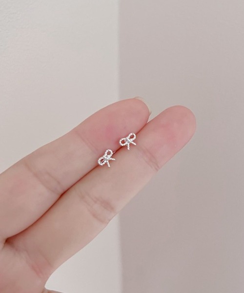 yu-ka（ユーカ）の「YU-KA:ミニリボンピアス mini ribbon pierce（ピアス（両耳用）・レディース・シルバー・FREE）」の2枚目の写真