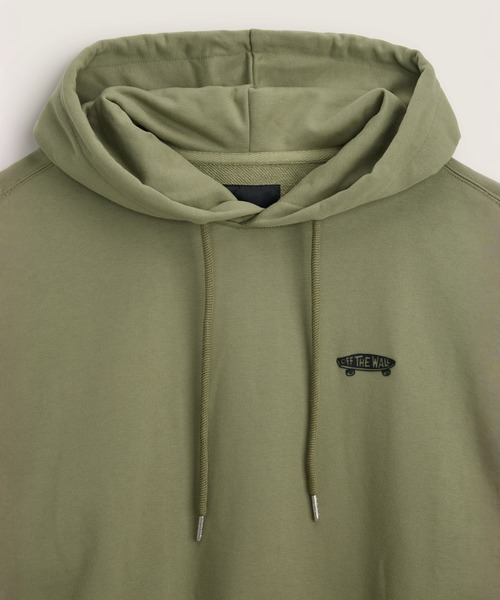 VANS(バンズ)の「YUSUKE HANAI フーディー / HANAI GFX HOODIE LODEN GREEN VN000TRJZBF1(パーカー・メンズ・オリーブ・SMALL/LARGE/MEDIUM/X-LARGE/X-SMALL/XX-LARGE)」の3枚目の写真