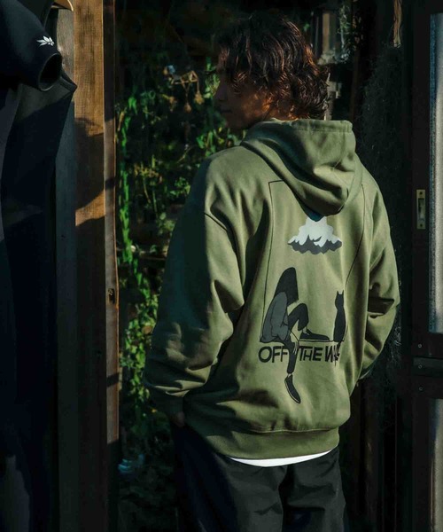 VANS(バンズ)の「YUSUKE HANAI フーディー / HANAI GFX HOODIE LODEN GREEN VN000TRJZBF1(パーカー・メンズ・オリーブ・SMALL/LARGE/MEDIUM/X-LARGE/X-SMALL/XX-LARGE)」の6枚目の写真