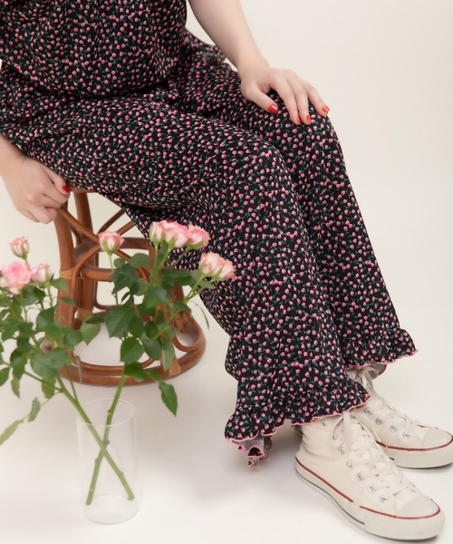 Dot＆Stripes CHILD WOMAN（ドットアンドストライプス　チャイルドウーマン）の「ポンチsmall roseプリント イージーパンツ（その他パンツ・レディース・ブラック・FREE）」の2枚目の写真