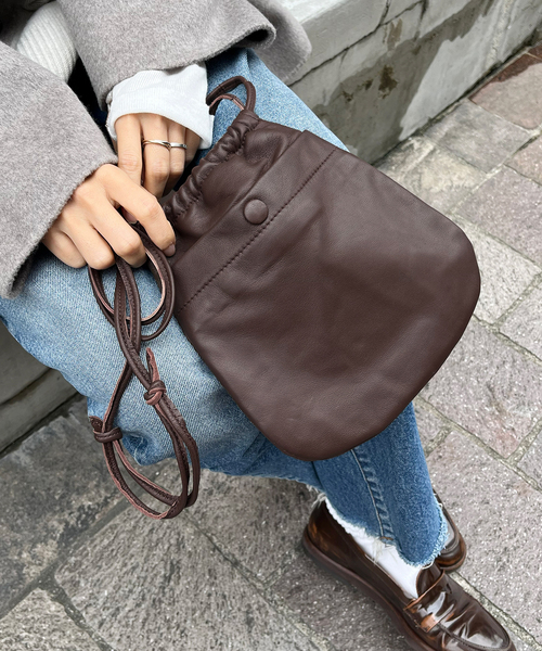 FRAMeWORK（フレームワーク）の「CCU drawstring bag（クラッチバッグ・レディース・ブラウン/ブラック・FREE）」の3枚目の写真