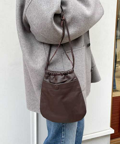 FRAMeWORK（フレームワーク）の「CCU drawstring bag（クラッチバッグ・レディース・ブラウン/ブラック・FREE）」の4枚目の写真