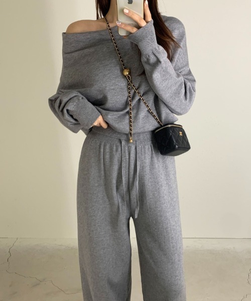Aelina(エリナ)の「オフショルダー長袖トップスハイウエストワイドパンツセットアップ(セットアップ・レディース・アイボリー/グレー/ブラック・FREE)」の1枚目の写真
