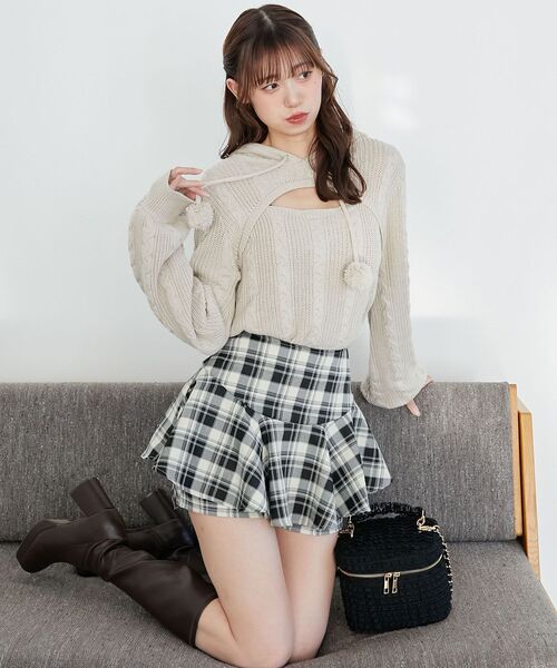 MAJESTIC LEGON（マジェスティックレゴン）の「ポンポン付きフードケーブルニット（ニット/セーター・レディース・アイボリー/チャコールグレー/ベージュ・MEDIUM）」の3枚目の写真