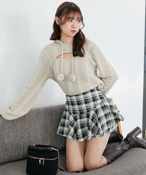 MAJESTIC LEGON（マジェスティックレゴン）の「ポンポン付きフードケーブルニット（ニット/セーター・レディース・アイボリー/チャコールグレー/ベージュ・MEDIUM）」の5枚目の写真