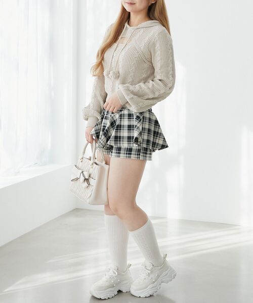 MAJESTIC LEGON（マジェスティックレゴン）の「ポンポン付きフードケーブルニット（ニット/セーター・レディース・アイボリー/チャコールグレー/ベージュ・MEDIUM）」の8枚目の写真