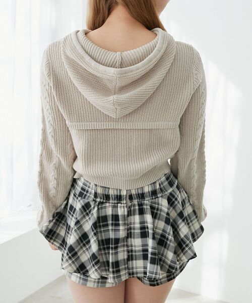 MAJESTIC LEGON（マジェスティックレゴン）の「ポンポン付きフードケーブルニット（ニット/セーター・レディース・アイボリー/チャコールグレー/ベージュ・MEDIUM）」の12枚目の写真