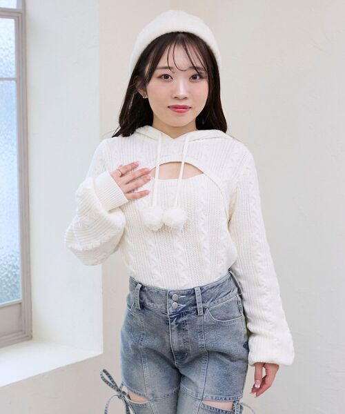 MAJESTIC LEGON（マジェスティックレゴン）の「ポンポン付きフードケーブルニット（ニット/セーター・レディース・アイボリー/チャコールグレー/ベージュ・MEDIUM）」の17枚目の写真