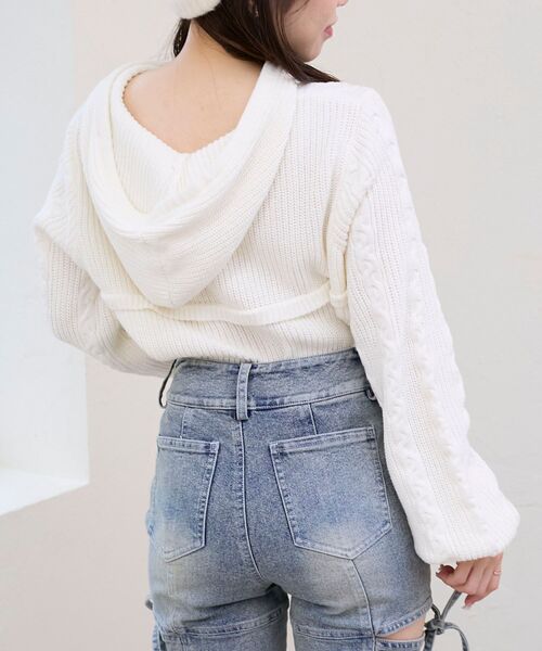 MAJESTIC LEGON（マジェスティックレゴン）の「ポンポン付きフードケーブルニット（ニット/セーター・レディース・アイボリー/チャコールグレー/ベージュ・MEDIUM）」の19枚目の写真