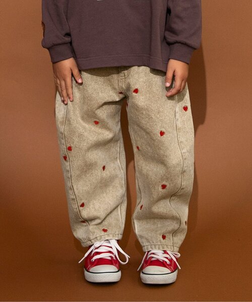 BREEZE(ブリーズ)の「ハート総柄 刺繍バレルパンツ_ジュニア対応(デニムパンツ・キッズ・ベージュ/ブラック・140/130/80/120/110/100/90)」の1枚目の写真