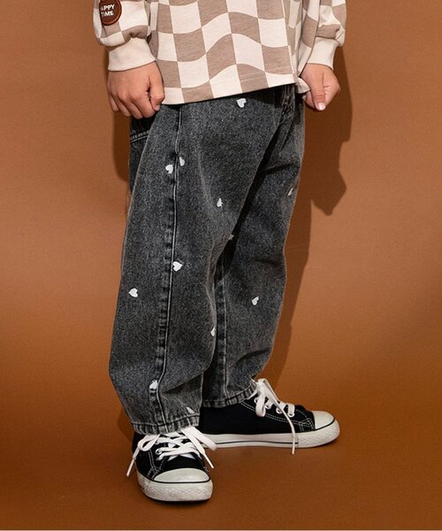 BREEZE(ブリーズ)の「ハート総柄 刺繍バレルパンツ_ジュニア対応(デニムパンツ・キッズ・ベージュ/ブラック・140/130/80/120/110/100/90)」の2枚目の写真