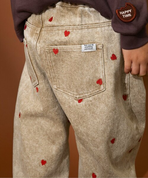 BREEZE(ブリーズ)の「ハート総柄 刺繍バレルパンツ_ジュニア対応(デニムパンツ・キッズ・ベージュ/ブラック・140/130/80/120/110/100/90)」の5枚目の写真
