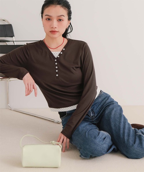 miette(ミエット)の「レイヤード風Vネックヘンリートップス(Tシャツ/カットソー・レディース・ブラック/レッド/ブラウン/グレー・L/M/S)」の1枚目の写真
