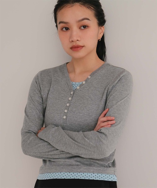 miette(ミエット)の「レイヤード風Vネックヘンリートップス(Tシャツ/カットソー・レディース・ブラック/レッド/ブラウン/グレー・L/M/S)」の3枚目の写真