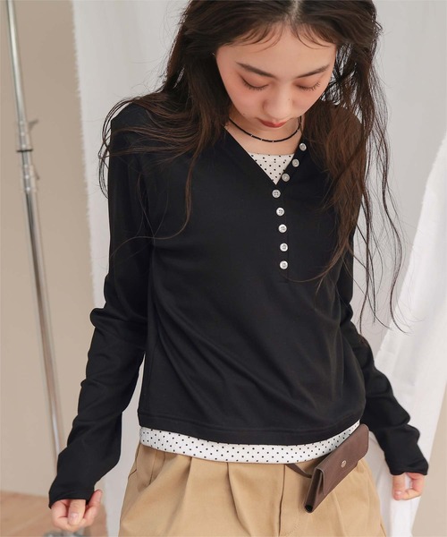 miette(ミエット)の「レイヤード風Vネックヘンリートップス(Tシャツ/カットソー・レディース・ブラック/レッド/ブラウン/グレー・L/M/S)」の2枚目の写真
