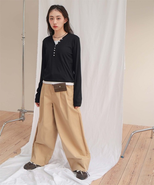 miette(ミエット)の「レイヤード風Vネックヘンリートップス(Tシャツ/カットソー・レディース・ブラック/レッド/ブラウン/グレー・L/M/S)」の5枚目の写真