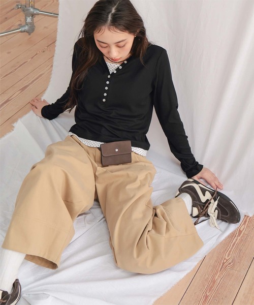 miette(ミエット)の「レイヤード風Vネックヘンリートップス(Tシャツ/カットソー・レディース・ブラック/レッド/ブラウン/グレー・L/M/S)」の7枚目の写真