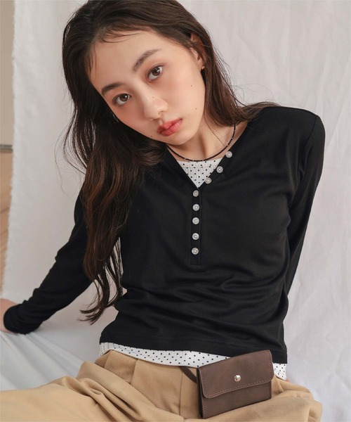 miette(ミエット)の「レイヤード風Vネックヘンリートップス(Tシャツ/カットソー・レディース・ブラック/レッド/ブラウン/グレー・L/M/S)」の8枚目の写真