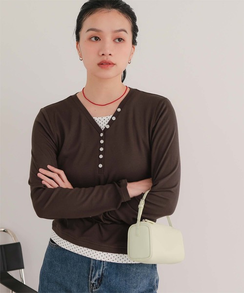 miette(ミエット)の「レイヤード風Vネックヘンリートップス(Tシャツ/カットソー・レディース・ブラック/レッド/ブラウン/グレー・L/M/S)」の20枚目の写真