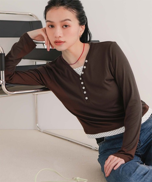 miette(ミエット)の「レイヤード風Vネックヘンリートップス(Tシャツ/カットソー・レディース・ブラック/レッド/ブラウン/グレー・L/M/S)」の21枚目の写真