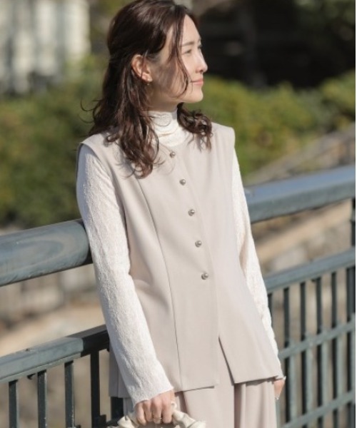 Bou Jeloud(ブージュルード)の「【はあちゅう*Bou Jeloud】2WAYフェイスベスト(ベスト・レディース・ベージュ/ネイビー・38/40)」の2枚目の写真