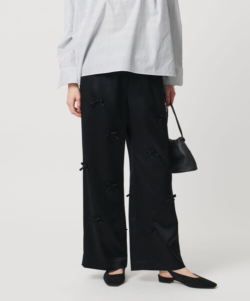UNITED ARROWS(ユナイテッドアローズ)の「サテン 3Dリボン パンツ ‐ウォッシャブル‐(その他パンツ・レディース・ブラック・36/38)」の1枚目の写真