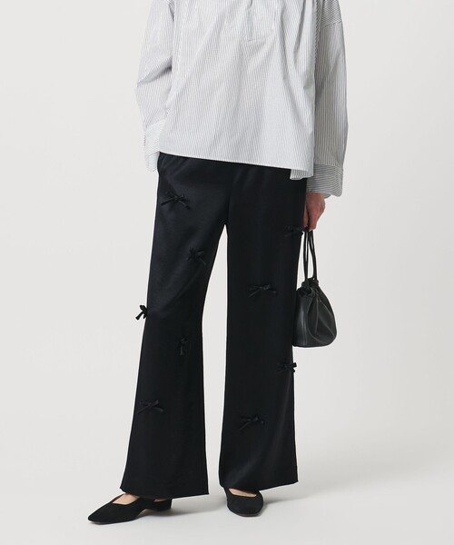 UNITED ARROWS(ユナイテッドアローズ)の「サテン 3Dリボン パンツ ‐ウォッシャブル‐(その他パンツ・レディース・ブラック・36/38)」の2枚目の写真