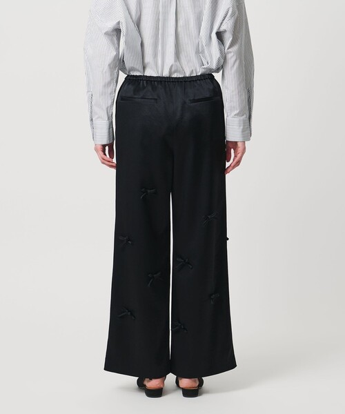 UNITED ARROWS(ユナイテッドアローズ)の「サテン 3Dリボン パンツ ‐ウォッシャブル‐(その他パンツ・レディース・ブラック・36/38)」の8枚目の写真