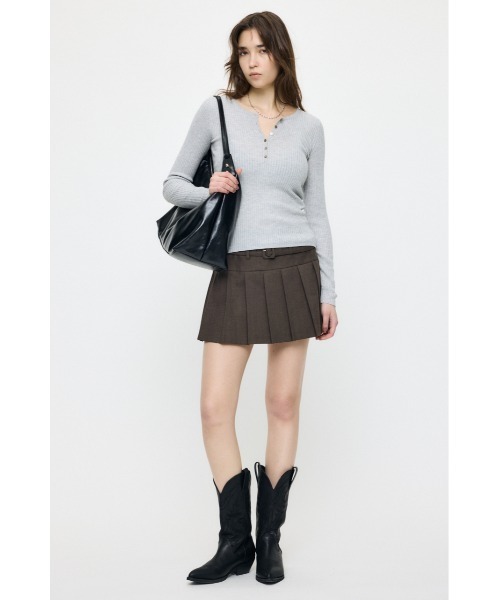 MOUSSY(マウジー)の「LOW SLUNG PLEATED ミニスカート(スカート・レディース・グレー/ブラウン・1/2)」の4枚目の写真