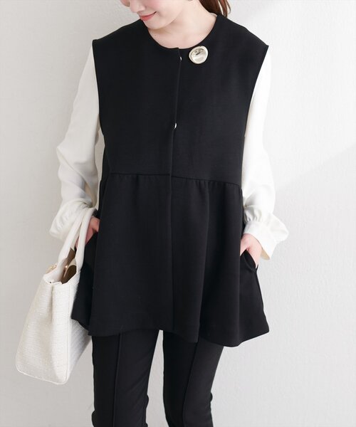natural couture（ナチュラルクチュール）の「ダンボールペプラムベスト（ベスト・レディース・ブラック/グレイッシュベージュ/ネイビー・FREE）」の4枚目の写真