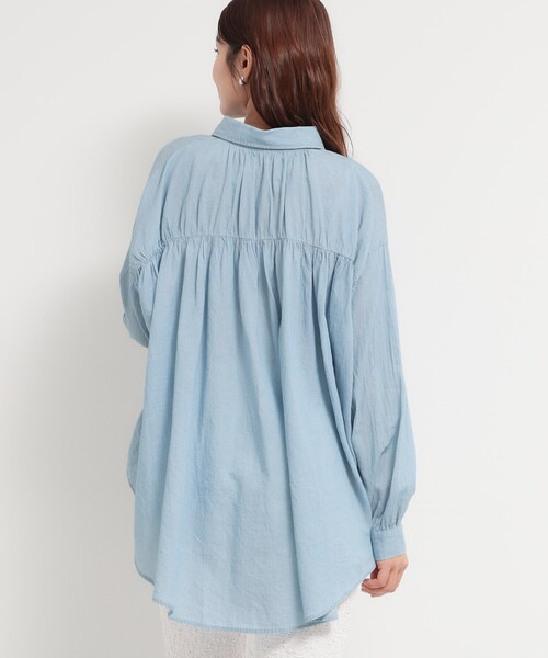 THE SHOP TK (ザ ショップ ティーケー )の「軽やかでエアリー シアーデニムシャツ(シャツ/ブラウス・レディース・ネイビー/サックスブルー・99)」の4枚目の写真
