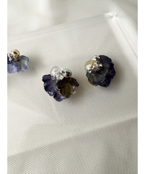tone(トーン)の「【marumusubi】flowery.violaピアス(MA)(ピアス(両耳用)・レディース・ピンク/ブルー・FREE)」の1枚目の写真