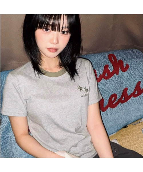 COIRIS_(コイリス)の「ロラ スモールロゴ配色半袖Tシャツ (13カラー)(Tシャツ/カットソー・レディース・グレー系/ホワイト/チャコールグレー/カーキ/ブラック/ブラウン/グレー系その他2/イエロー/ブルー/グリーン/バーガンディー/レッド/ライトブルー・FREE)」の1枚目の写真