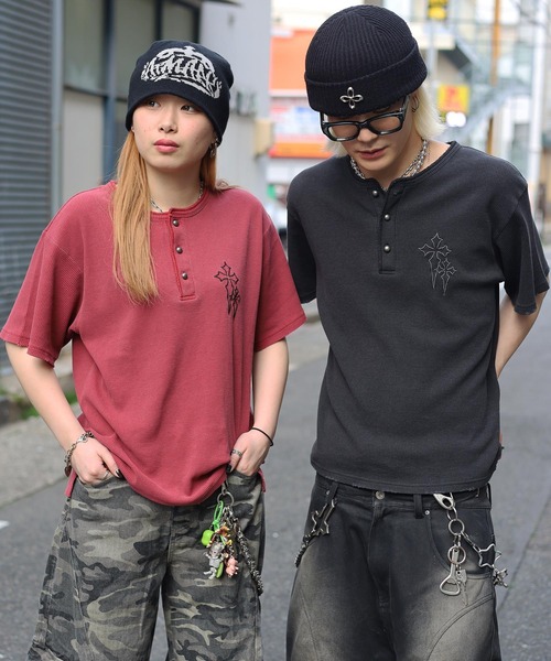 ATMARK(アットマーク)の「《2サイズ展開 / UNISEX 》クロスロゴ刺繍 ヘンリーネック サーマル半袖Tシャツ(Tシャツ/カットソー・メンズ・レッド系/ブラック系/カモフラージュ・L/M)」の14枚目の写真