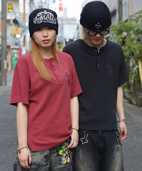 ATMARK(アットマーク)の「《2サイズ展開 / UNISEX 》クロスロゴ刺繍 ヘンリーネック サーマル半袖Tシャツ(Tシャツ/カットソー・メンズ・レッド系/ブラック系/カモフラージュ・L/M)」の15枚目の写真
