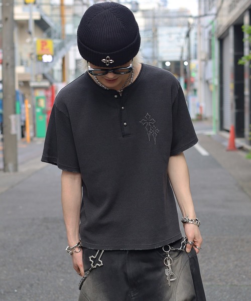 ATMARK(アットマーク)の「《2サイズ展開 / UNISEX 》クロスロゴ刺繍 ヘンリーネック サーマル半袖Tシャツ(Tシャツ/カットソー・メンズ・レッド系/ブラック系/カモフラージュ・L/M)」の17枚目の写真