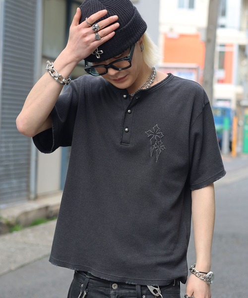 ATMARK(アットマーク)の「《2サイズ展開 / UNISEX 》クロスロゴ刺繍 ヘンリーネック サーマル半袖Tシャツ(Tシャツ/カットソー・メンズ・レッド系/ブラック系/カモフラージュ・L/M)」の16枚目の写真