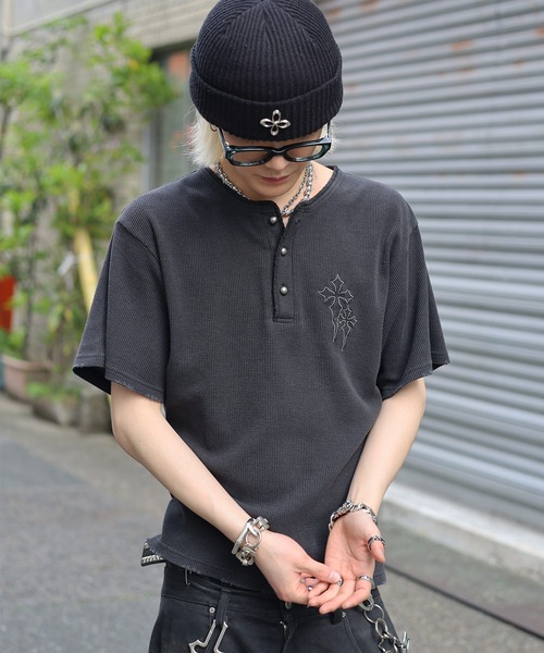 ATMARK(アットマーク)の「《2サイズ展開 / UNISEX 》クロスロゴ刺繍 ヘンリーネック サーマル半袖Tシャツ(Tシャツ/カットソー・メンズ・レッド系/ブラック系/カモフラージュ・L/M)」の18枚目の写真