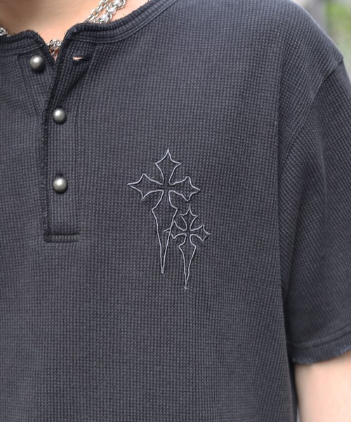 ATMARK(アットマーク)の「《2サイズ展開 / UNISEX 》クロスロゴ刺繍 ヘンリーネック サーマル半袖Tシャツ(Tシャツ/カットソー・メンズ・レッド系/ブラック系/カモフラージュ・L/M)」の19枚目の写真