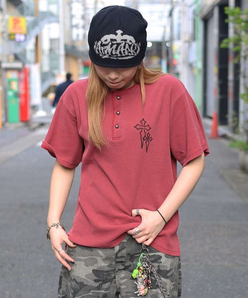 ATMARK(アットマーク)の「《2サイズ展開 / UNISEX 》クロスロゴ刺繍 ヘンリーネック サーマル半袖Tシャツ(Tシャツ/カットソー・メンズ・レッド系/ブラック系/カモフラージュ・L/M)」の21枚目の写真