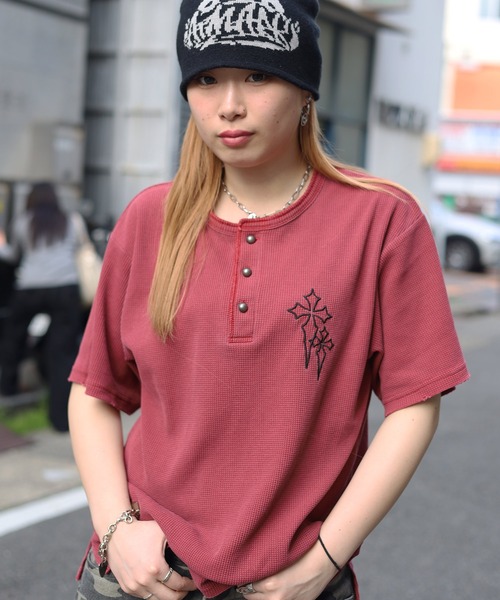 ATMARK(アットマーク)の「《2サイズ展開 / UNISEX 》クロスロゴ刺繍 ヘンリーネック サーマル半袖Tシャツ(Tシャツ/カットソー・メンズ・レッド系/ブラック系/カモフラージュ・L/M)」の22枚目の写真