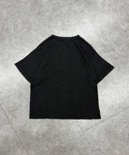 ATMARK(アットマーク)の「《2サイズ展開 / UNISEX 》クロスロゴ刺繍 ヘンリーネック サーマル半袖Tシャツ(Tシャツ/カットソー・メンズ・レッド系/ブラック系/カモフラージュ・L/M)」の4枚目の写真